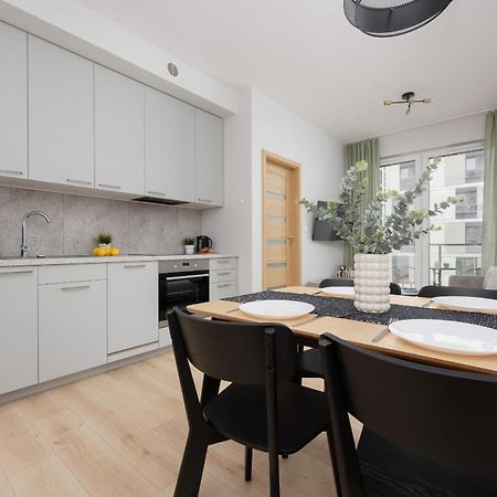 Stylish Apartments With Parking By Noclegi Renters Варшава Екстериор снимка